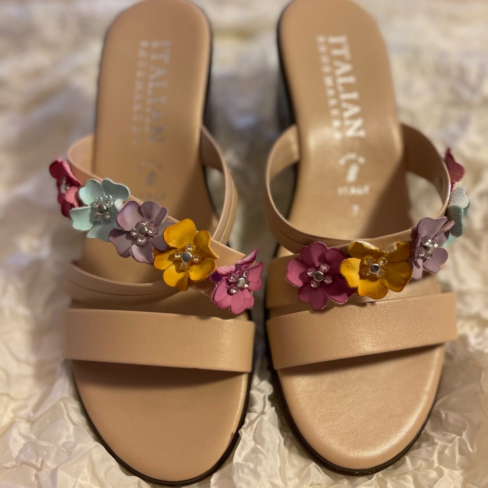 Italian Shoemakers wedge slides in tan leather with cute flowers! Size 7